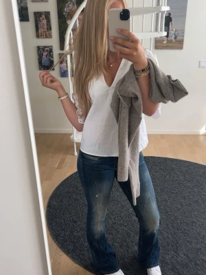 Fin topp från H&M - Vit topp från HM, är storlek XS men passar även för dem som har S