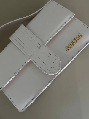 Vit vardags väska  - Oanvänd vit väska kommer med axelband perfekt till sommaren 