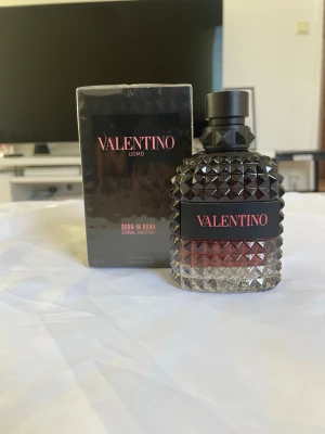 Valentino Uomo Born in Roma Coral Fantasy  - Säljer min Valentino Uomo Born in Roma Coral Fantasy (100 ml). Aldrig använt parfymen (se bilder).  • Originalförpackning medföljer ✅ • Fräsch, maskulin och modern doft ✅ • Perfekt till både vardag och kväll ✅ •Perfekt till alla årstider ❄️🍃🌞🍂 ✅ Snabb affär = snabb leverans 🚀 Pris kan diskuteras vid smidig affär!