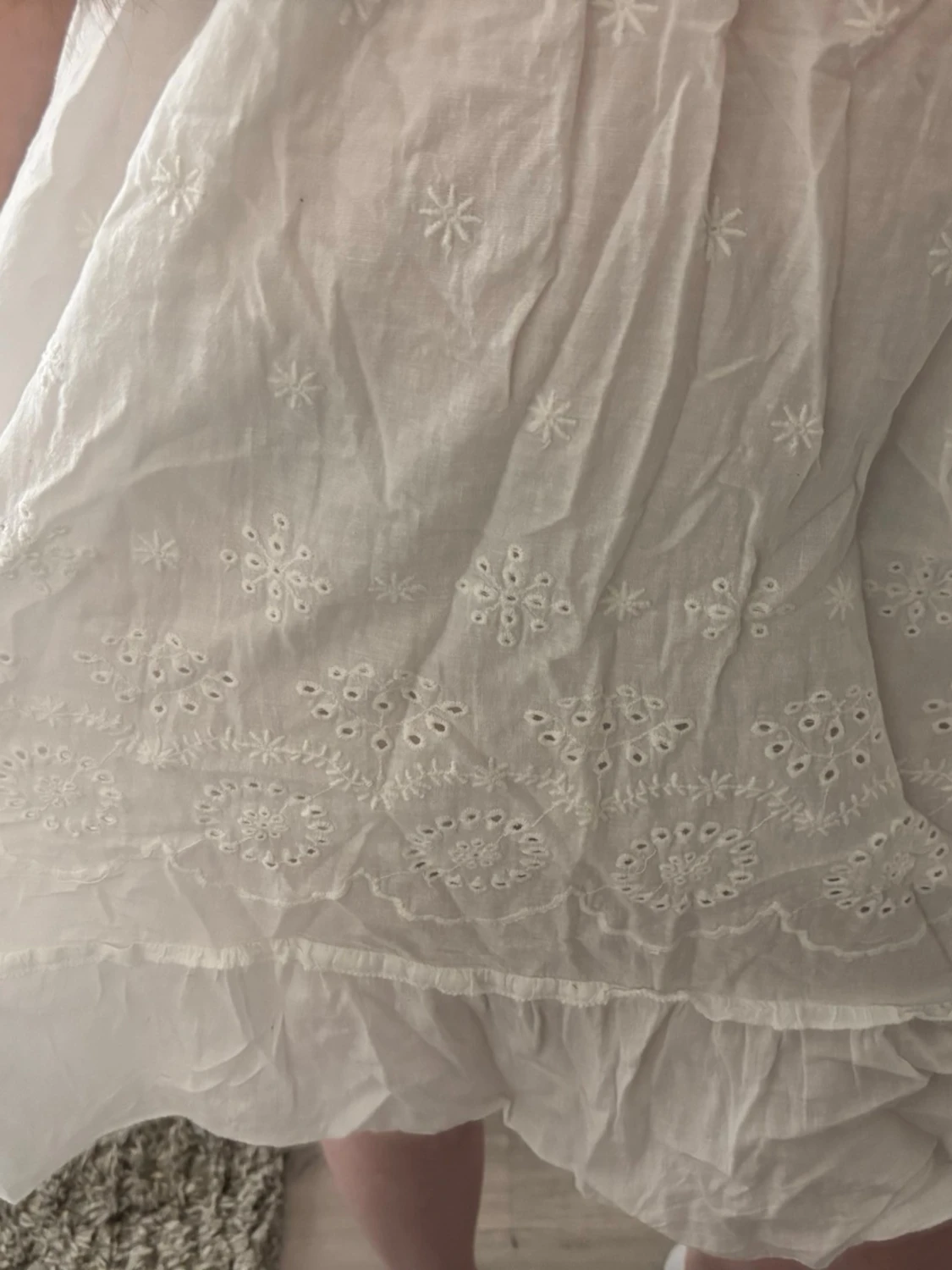 Vit kort klänning med broderi - 1