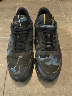 Valentino Rockrunners  - Fint skick! Storlek 42. Självklart äkta. Endast skorna. Snabba affärer! 