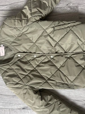 Grön vårjacka från Nelly - Grön vårjacka från Nelly, fint skick ☺️