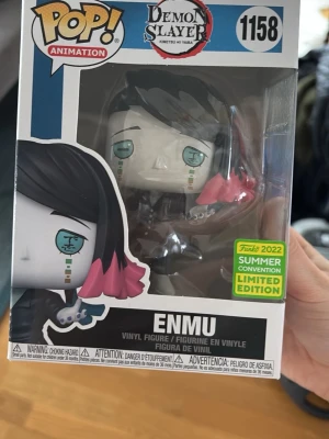 Funko Pop Enmu Demon Slayer - PRIS KAN DISKUTERAS! Säljer en Funko Pop vinylfigur av Enmu från Demon Slayer, nummer 1158. Figuren har svart hår med rosa toppar och detaljerade ansiktsmarkeringar. Limited Edition från Funko 2022 Summer Convention. Perfekt för samlare av anime och manga!