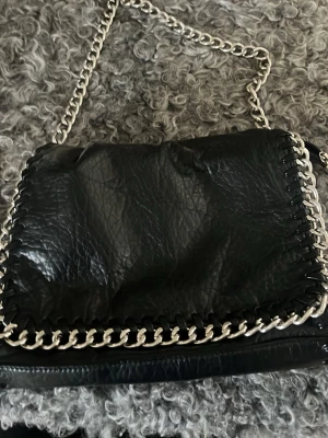 Svart äkta tiamo väska 💓🥹 - En svart väska med silvrigt kedja. Mycket fint kvalitet🥰