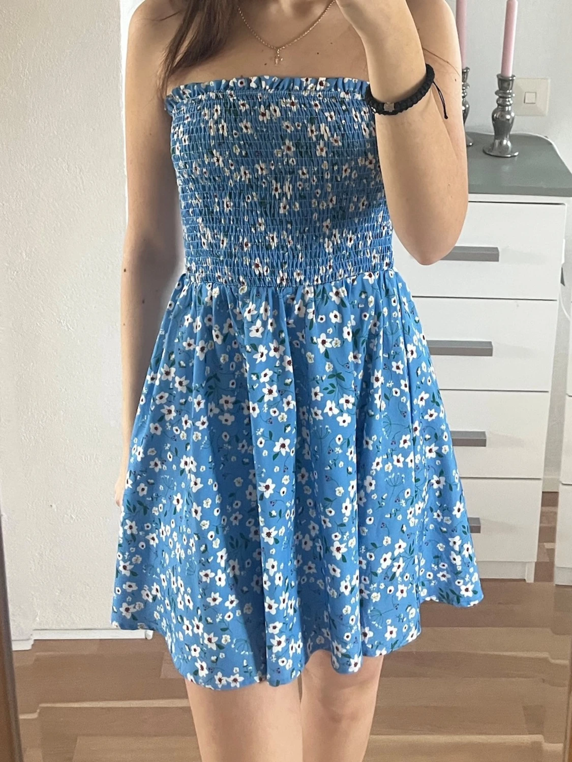 Blå blommig axelbandslös klänning