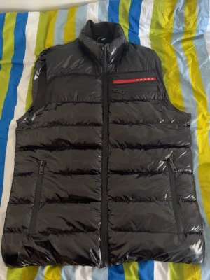 Svart dunväst från Prada - Helt ny Prada väst som jag har använt minst 3 gånger den är jätte bra och kommer i nytt skick