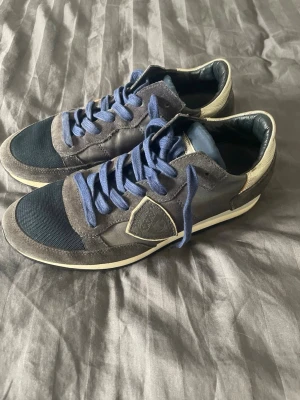 Philippe model - Säljer nu mina philippe model i storlek 39. De är i relativt bra skick och använda lugnt. Inga större defekter än unnder dojjan. Färgen e marinblå. Snabb deal = bättre pris! Ingår inte box ellee dustbag. Har du frågor hör av dej! Mvh VJresell 