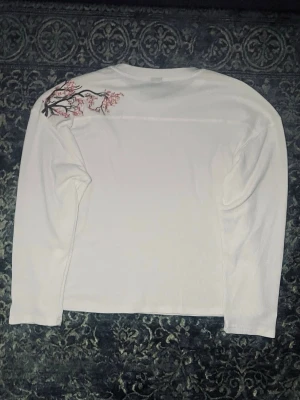 Derschutze longsleeve  - vit longsleeve från derschutze.  L, lite oversized 