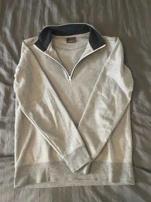Oscar Jacobson halv-zip - Säljer nu min Oscar Jacobson halv-zip i storlek S. Då den e lite bred på mej. Jätteskönt material! Inga defekter! Den är perfekt för dej som är runt 173-178! Snabb deal = bättre pris! Har du frågpr så hör bara av dej! Mvh VJresell 