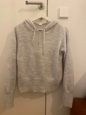 Stickad hoodie från Gina tricot - Mysig stickad hoodie från Gina tricot. Säljer den eftersom den inte kommer till användning och är därför som typ ny💗 skriv gärna frågor/fler bilder🩷