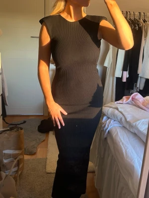 Avora klänning  - Prislappen kvar aldrig använd ! Köpt för 1500 , går ej att köpa längre