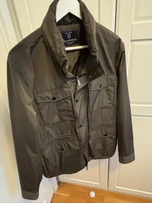 Jacka Bondelid - Schysst olivgrön field jacket från Bondelid i storlek L men kan även funka till M.Priset kommer såklart att vara förhandlingsbart så det är bara att buda. Nypris 1799 kr.