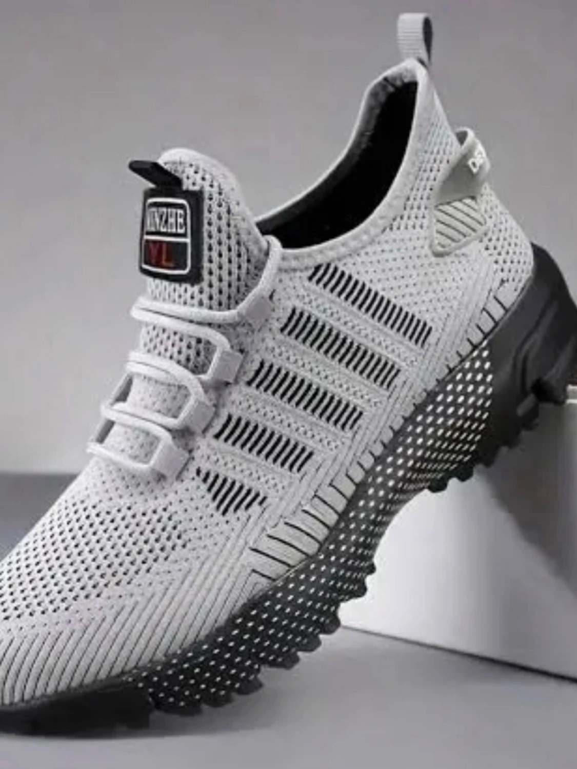 Grå stickad sneaker med svart sula