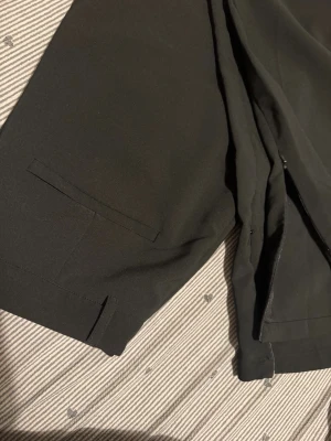 Svarta shorts från NA-KD - Stilrena svarta byxor från NA-KD med klassisk passform. Byxorna har fickor fram och bak, bälteshällor och stängs med dragkedja. Perfekta till sommaren och lätta att matcha med olika outfits.