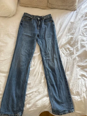 Raka jeans från Vero Moda  - Säljer dessa raka jeans från Vero Moda i storlek 27. Säljer pågrund av att de är för stora. 🥰