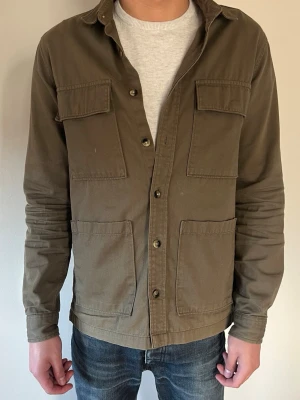 Grön Overshirt  - Olivgrön Overshirt, snygg och stilren, perfekt inför våren! Modellen är 180cm men passar ännu bättre på lite kortare. Skriv vid minsta fundering! 😁