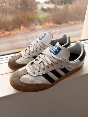 Adidas samba - Säljer mina gamla adidas samba i helt ok skick, inget har lossnat bara lite av lädret har gått av. Vill bli av med dom bara.
