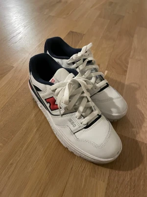 New Balance 550 vita sneakers - Nyskick - strl 37 - Snygga sneakers från new balance i storlek 37. Skorna är i mycket bra skick och är endast änvända en gång. Nypris ca 900kr mitt pris endast 299kr. Fraktar inom 1 dag, om du har någon fundering så är det bara att höra av sig😊