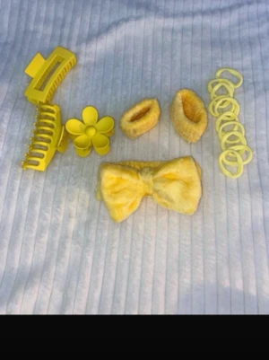 Gult håraccessoar-kit med klämmor - Säljer  gula håraccessoarer som innehåller två 16 delar.