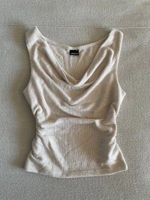 Stickad topp - Stickad topp med draperad halsringning från Gina Tricot🤍