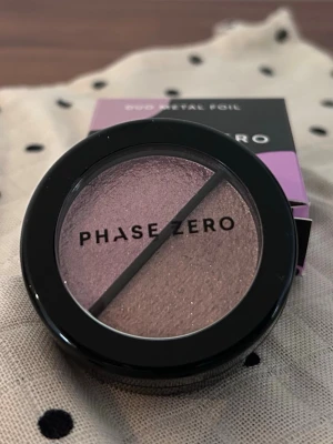 Phase Zero Duo Metal Foil Ögonskugga - Säljer en Duo Metal Foil ögonskugga från Phase Zero. Paletten innehåller två metallic-nyanser i brun-rosa toner. Helt ny och oanvänd.