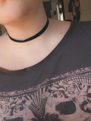 Choker - Choker, endast testad. 1cm tjock. Lite sammetsliknande tyg. Kan skickas via plick eller med ett frimärke. ☺️