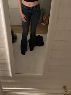 Mörkblå bootcut jeans  - Mörkblå jeans från gina tricot i strl xs. De har en klassisk femficksdesign och materialet är relativt stretchigt. Använda ett fåtal gånger och har inga synliga defekter 