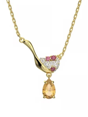 Guldigt halsband med glittrande hänge - Snyggt halsband i guldfärgad metall med ett elegant, böjt hänge dekorerat med små gnistrande stenar och en större sten som detalj. Perfekt för dig som gillar stilrena och trendiga smycken. Kedjan är tunn och smidig, vilket gör halsbandet lätt att bära till olika outfits.