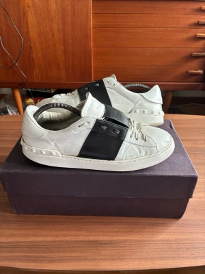 Valentino Garavani  - Snygga Valentino Garavani  En del defekter o allmänt slit men fina dojor med fortsatt liv i sig   Box o dustbags medföljer