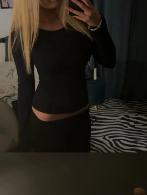 Mörkblå långärmad croppad topp - Snygg mörkblå långärmad croppad topp med rund halsringning. Tight passform som framhäver figuren💗