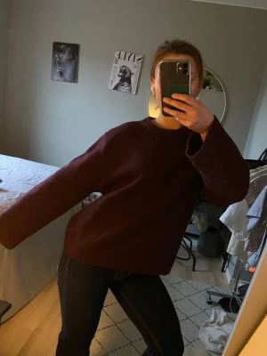 Mörkröd oversized stickad tröja - Säljer en trendig stickad tröja i vinröd färg. Storlek M men passar mig som brukar ha S o då blir det en najs lagom kort ”oversized” passform. Den har utsvänga ärmar. Köpt ifrån Gina Tricot o är knappt använd så riktigt grymt skick! Först till kvarn- pris kan diskuteras 💕