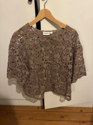 spetsblus från Kappahl -  blus från Kappahl med blommigt spetsmönster. 