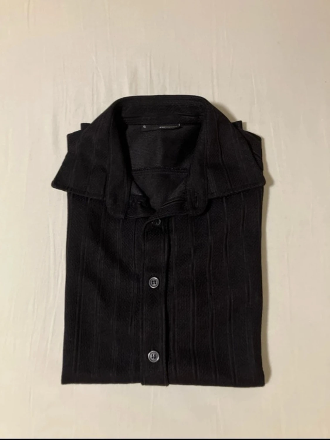 Svart kortärmad skjorta med knappar - 1