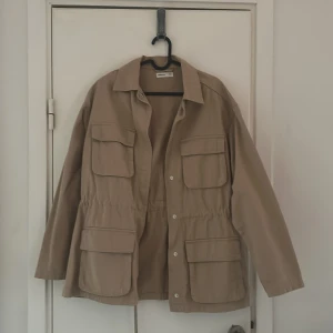 Beige utilityjacka från Perfect Jeans - Säljer en beige utilityjacka från Perfect Jeans i storlek XS/S. Jackan har fyra stora fickor framtill, knappar och en markerad midja. Perfekt för lager-på-lager och enkel att styla till olika outfits.