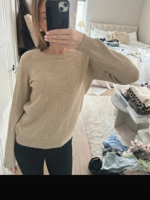 stickad tröja - Såå gosig och fin stickad tröja. Är lite nopprig, men det är inget man tänker på och de kan lätt tas bort. Skriv för fler bilder🥰🥰