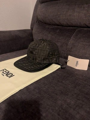 Fendi  - Säljer en helt ny Fendi keps.                                                                                              Har flera kepsar på profilen.                                          Kan tänka mig sänka priset vid snabb affär.             Vid flera frågor hör av dig.                                          Fick den i present dock inget kvitto m