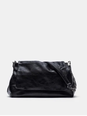 Svart axelväska i skinn med kedja - Snygg svart axelväska som knappt är använd och rymmer mycket i❣️