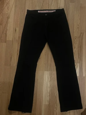 Stockholm Surfboard Club bootcut jeans - Säljer mina SSC jeans i otroligt bra skick, lite heeldrag, storlek 48 (cirka 31x34) (cirka 42 cm i midjan (liggande) och 86 innerbenslängd). Passar mig (186 och 67 kg) fint. Nypris 3700kr.