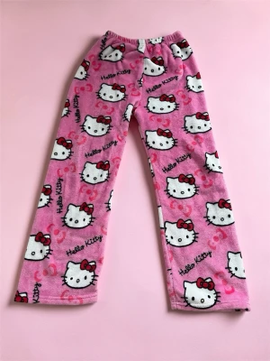 Hello Kitty by or - Mjuka fleecebyxor med Hello Kitty-tryck 💗 Väldigt mysiga och varma, perfekta för hemma eller vardagsstil  Storlek: S (märkt M, men små i storleken – passar XS/S)  📏 Mått: Midja: 28 cm (stretch upp till ca 40 cm) Längd: 96 cm  Skick: mycket bra  Y2K / kawaii / cute / pink / cozy  📦 Snabb frakt 💬 Skriv gärna om du har frågor