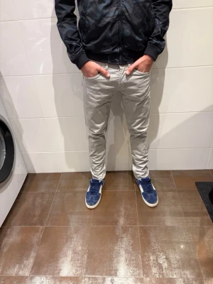 Dondup jeans - Dondup jeans | Riktigt feta och populära jeans | Skick= 9,5/10 | nypris= 4000 kr | vårt pris= 699 kr | Hör av dig vid minsta fundering!