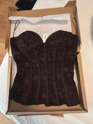 Zara Brun Korsettopp - Superfin slutsåld korsettopp från Zara. Har någon denna i storlek S?😆 Skulle jättegärna vilja byta då denna var för stor på mig. Köpt av en annan tjej och det är hennes bilder. ‼️OBS! Säljer alltså inte, därav det höga satta priset