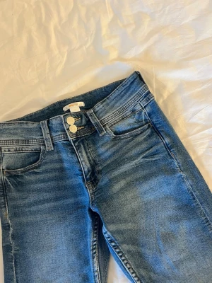 Superfina blåa jeans från gina trikot - Jag säljer ett par jätte fina blåa jeans från Gina trikot i helt nytt skick och har alldrig använts💕