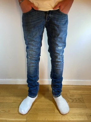 Dondup George jeans! - Dondup George jeans! Trendigaste jeansen på marknaden! Storlek 31, osäker på passform fråga om mått☺️ Ny pris=4000kr Säljs för 1099. (Modellen har original slitningar från fabrik vilket är väldigt eftertraktat och populärt)