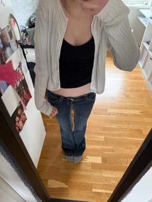 Vit kofta  - Fin kofta från Brandy Melville. ingen storlek, men skulle uppskatta S kanske :)