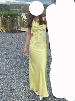 Peppermayo balklänning  - Säljer min fina balklänning från peppermayo ❣️Den användes en gång på balen och sen dess väl omhändertagen.  Den är öppen i ryggen (se bild 2). För referens är jag 1,65 lång. Hör av er om ni har frågor ☀️💕