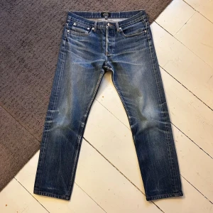 Blåa APC Petit Standard Jeans - Mörkblåa APC jeans med fina fades. | W31 L32. | Fint skick, förutom en liten fläck på ena bakfickan, går säkert o få bort. | Längd: 91cm, Midja: 37.5-42cm (Stretch). | Skriv vid minsta fundering, pris ej hugget i sten.