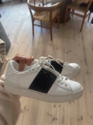 Valentino skor - Valentino skor i bra skick! Använt fåtal gånger. Pris går att diskutera !!