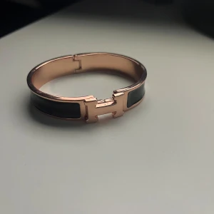 H armband - Säljer mitt h armband som jag aldrig har använt. 10/10 skick. Skriv för frågor och prisförslag. Pris kan diskuteras 