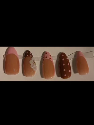 Press-on nagel rosa med prickar - Skriv gärna vid frågor eller beställningar, finns i alla storlekar och i kort eller medium längd!!💗💕Lim ingår och de är återanvändbara💖