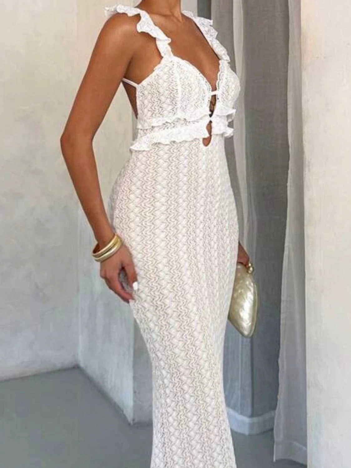 Vit spetsklänning med volangdetaljer - 1